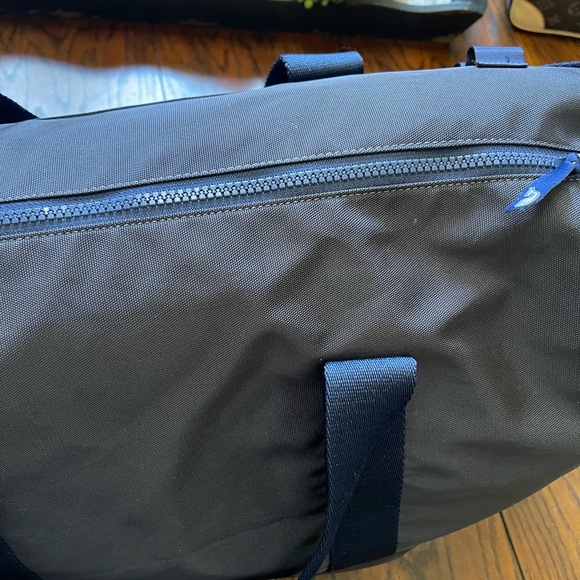 Vineyard Vines  Duffle Bag Carryon Duffel Weekender - Picture 8 of 13